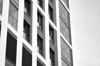 Modern apartmanlar. Modern bir apartman cephe. Siyah ve beyaz.