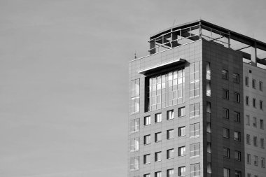 Modern apartmanlar. Modern bir apartman cephe. Siyah ve beyaz.