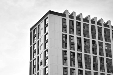 Modern apartmanlar. Modern bir apartman cephe. Siyah ve beyaz.