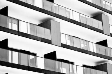 Modern apartmanlar. Modern bir apartman cephe. Siyah ve beyaz.