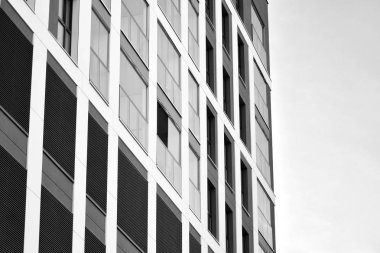 Modern apartmanlar. Modern bir apartman cephe. Siyah ve beyaz.