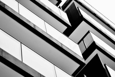 Modern apartmanlar. Modern bir apartman cephe. Siyah ve beyaz.