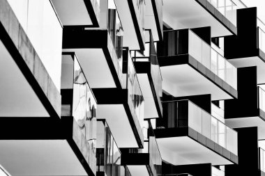 Modern apartmanlar. Modern bir apartman cephe. Siyah ve beyaz.