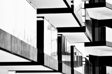 Modern apartmanlar. Modern bir apartman cephe. Siyah ve beyaz.