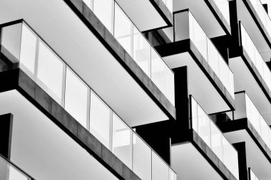 Modern apartmanlar. Modern bir apartman cephe. Siyah ve beyaz.