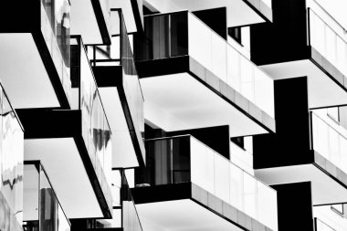 Modern apartmanlar. Modern bir apartman cephe. Siyah ve beyaz.