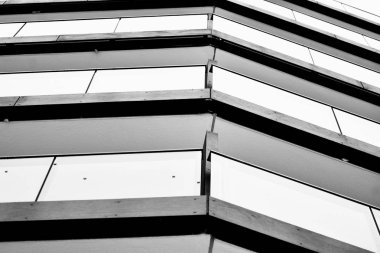 Modern apartmanlar. Modern bir apartman cephe. Siyah ve beyaz.