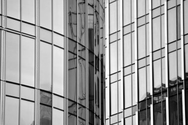 Modern ofis binası cephe parçası. Cam duvar soyut tekstürlü dış. Siyah ve beyaz.