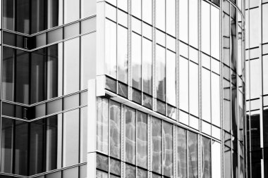 Modern ofis binası cephe parçası. Cam duvar soyut tekstürlü dış. Siyah ve beyaz.