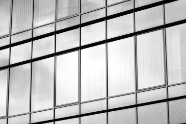 Modern ofis binası cephe parçası. Cam duvar soyut tekstürlü dış. Siyah ve beyaz.