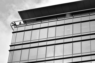 Modern ofis binası cephe parçası. Cam duvar soyut tekstürlü dış. Siyah ve beyaz.