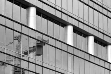 Modern ofis binası cephe parçası. Cam duvar soyut tekstürlü dış. Siyah ve beyaz.