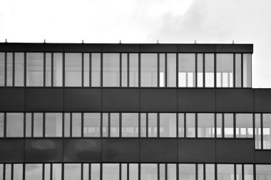 Modern ofis binası cephe parçası. Cam duvar soyut tekstürlü dış. Siyah ve beyaz.