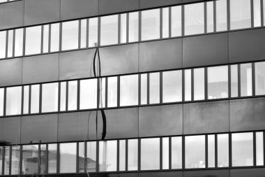 Modern ofis binası cephe parçası. Cam duvar soyut tekstürlü dış. Siyah ve beyaz.