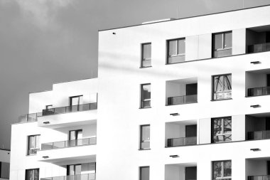Modern apartmanlar. Modern bir apartman cephe. Siyah ve beyaz.