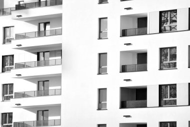 Modern apartmanlar. Modern bir apartman cephe. Siyah ve beyaz.