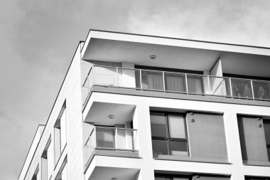 Modern apartmanlar. Modern bir apartman cephe. Siyah ve beyaz.