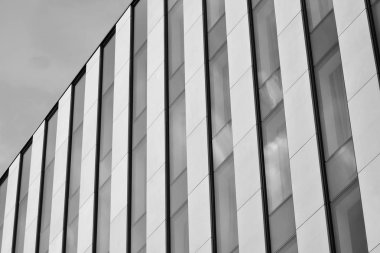 Modern ofis binası cephe parçası. Cam duvar soyut tekstürlü dış. Siyah ve beyaz.