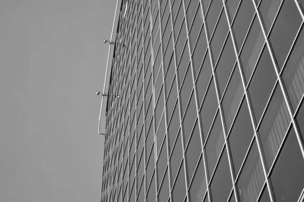 近代的なオフィスビルのファサードのフラグメント 抽象的なテクスチャとガラス壁の外観 黒と白 — ストック写真