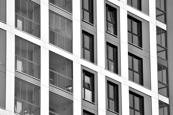 Nowoczesne Budynki Mieszkalne Fasada Nowoczesnego Apartamentowca Czarno Białe — Zdjęcie stockowe
