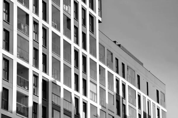 Moderne Mehrfamilienhäuser Fassade Eines Modernen Mehrfamilienhauses Schwarz Weiß — Stockfoto