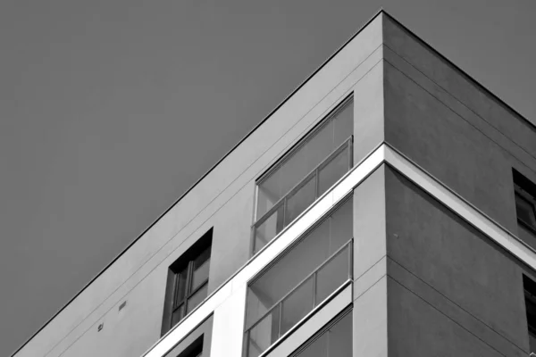 Modernos Edificios Apartamentos Fachada Moderno Edificio Apartamentos Blanco Negro —  Fotos de Stock