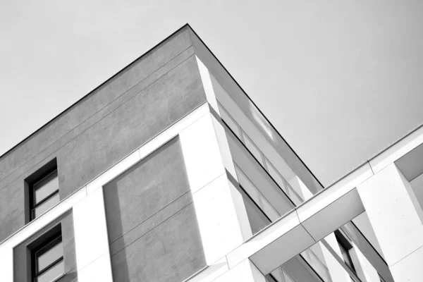 Nowoczesne Budynki Mieszkalne Fasada Nowoczesnego Apartamentowca Czarno Białe — Zdjęcie stockowe