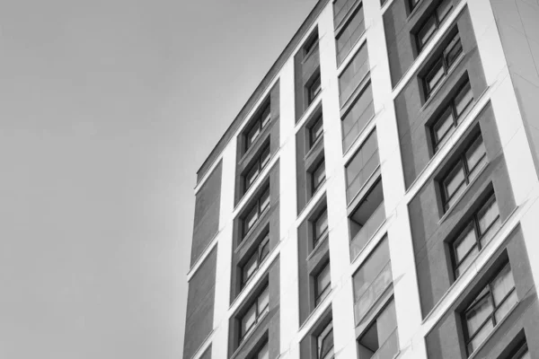 Modernos Edificios Apartamentos Fachada Moderno Edificio Apartamentos Blanco Negro —  Fotos de Stock