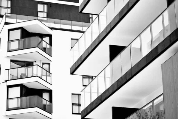 Moderne Mehrfamilienhäuser Fassade Eines Modernen Mehrfamilienhauses Schwarz Weiß — Stockfoto