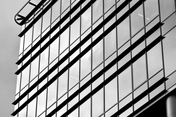 现代办公楼的门面碎片 玻璃墙的外部 质地抽象 黑色和白色 — 图库照片