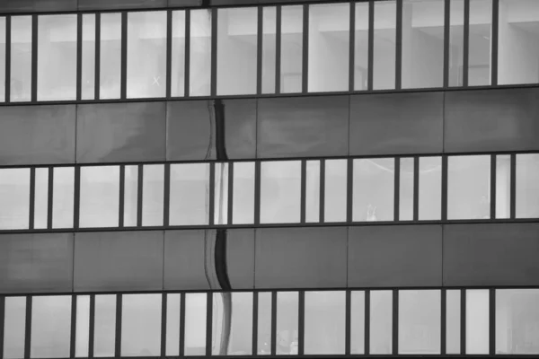 Осколок Фасада Современного Офисного Здания Экстерьер Стеклянной Стены Абстрактной Текстурой — стоковое фото