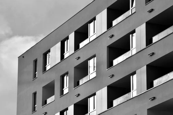 Modernos Edificios Apartamentos Fachada Moderno Edificio Apartamentos Blanco Negro —  Fotos de Stock