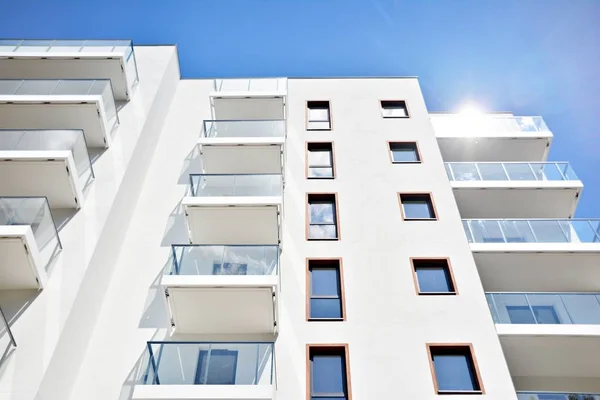 Modernos Edificios Apartamentos Día Soleado Con Cielo Azul Fachada Moderno —  Fotos de Stock