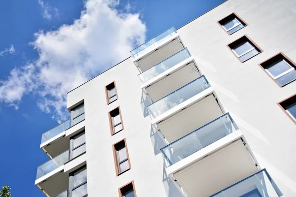 Modernos Edificios Apartamentos Día Soleado Con Cielo Azul Fachada Moderno —  Fotos de Stock