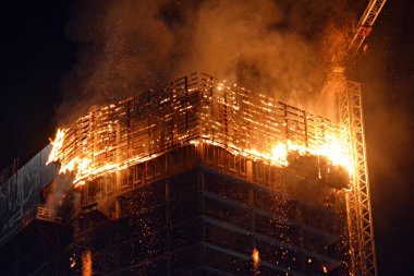 Varşova, Polonya. 7 Haziran 2019. Varşova hub inşaat bölgesinde bir yangın. Yüksek katlı bir binada yangın. 