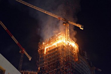 Varşova, Polonya. 7 Haziran 2019. Varşova hub inşaat bölgesinde bir yangın. Yüksek katlı bir binada yangın. 