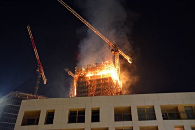 Varşova, Polonya. 7 Haziran 2019. Varşova hub inşaat bölgesinde bir yangın. Yüksek katlı bir binada yangın. 