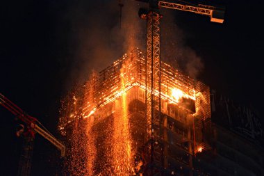 Varşova, Polonya. 7 Haziran 2019. Varşova hub inşaat bölgesinde bir yangın. Yüksek katlı bir binada yangın. 