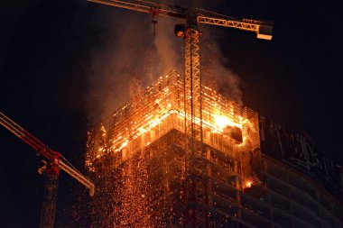 Varşova, Polonya. 7 Haziran 2019. Varşova hub inşaat bölgesinde bir yangın. Yüksek katlı bir binada yangın. 
