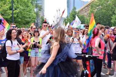Varşova, Polonya. 8 Haziran 2019. Varşova 'nın Eşitlik Parade. en büyük gay gurur geçit merkezi ve Doğu Avrupa 'da Varşova sokaklarında binlerce insan getirdi.