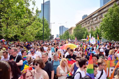 Varşova, Polonya. 8 Haziran 2019. Varşova 'nın Eşitlik Parade. en büyük gay gurur geçit merkezi ve Doğu Avrupa 'da Varşova sokaklarında binlerce insan getirdi.