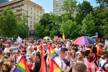 Varşova, Polonya. 8 Haziran 2019. Varşova 'nın Eşitlik Parade. en büyük gay gurur geçit merkezi ve Doğu Avrupa 'da Varşova sokaklarında binlerce insan getirdi.