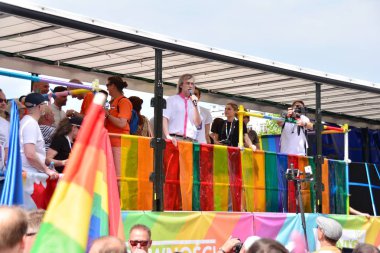 Varşova, Polonya. 8 Haziran 2019. Varşova 'nın Eşitlik Parade. en büyük gay gurur geçit merkezi ve Doğu Avrupa 'da Varşova sokaklarında binlerce insan getirdi.