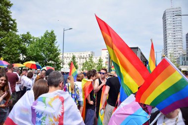 Varşova, Polonya. 8 Haziran 2019. Varşova 'nın Eşitlik Parade. en büyük gay gurur geçit merkezi ve Doğu Avrupa 'da Varşova sokaklarında binlerce insan getirdi.