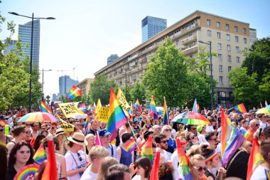 Varşova, Polonya. 8 Haziran 2019. Varşova 'nın Eşitlik Parade. en büyük gay gurur geçit merkezi ve Doğu Avrupa 'da Varşova sokaklarında binlerce insan getirdi.