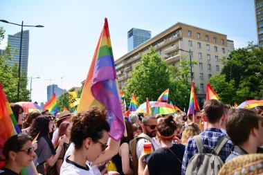 Varşova, Polonya. 8 Haziran 2019. Varşova 'nın Eşitlik Parade. en büyük gay gurur geçit merkezi ve Doğu Avrupa 'da Varşova sokaklarında binlerce insan getirdi.