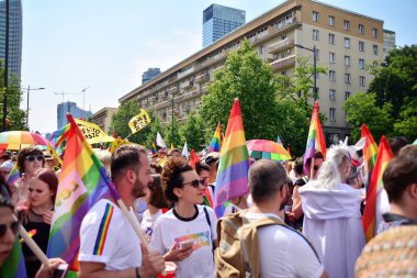 Varşova, Polonya. 8 Haziran 2019. Varşova 'nın Eşitlik Parade. en büyük gay gurur geçit merkezi ve Doğu Avrupa 'da Varşova sokaklarında binlerce insan getirdi.