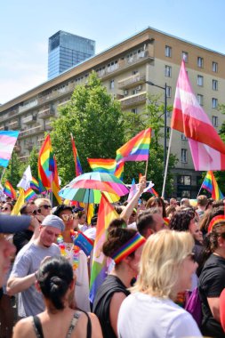 Varşova, Polonya. 8 Haziran 2019. Varşova 'nın Eşitlik Parade. en büyük gay gurur geçit merkezi ve Doğu Avrupa 'da Varşova sokaklarında binlerce insan getirdi.
