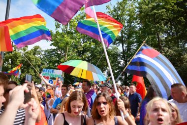 Varşova, Polonya. 8 Haziran 2019. Varşova 'nın Eşitlik Parade. en büyük gay gurur geçit merkezi ve Doğu Avrupa 'da Varşova sokaklarında binlerce insan getirdi.