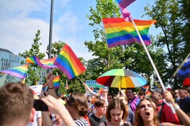 Varşova, Polonya. 8 Haziran 2019. Varşova 'nın Eşitlik Parade. en büyük gay gurur geçit merkezi ve Doğu Avrupa 'da Varşova sokaklarında binlerce insan getirdi.